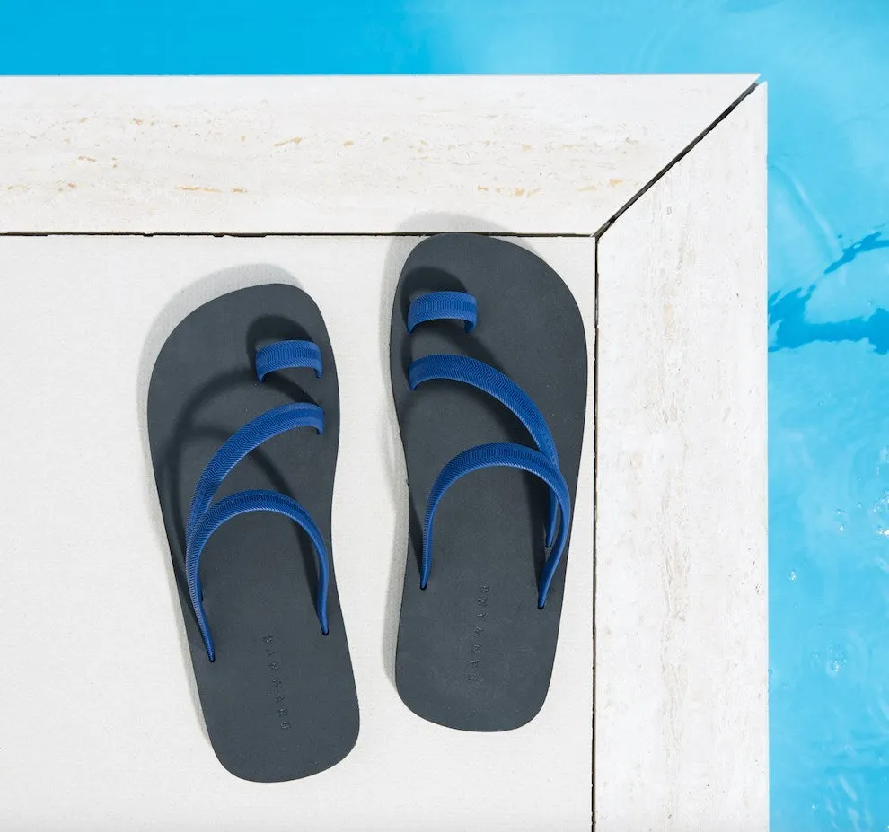 BICOLORED CROSS TOE FLIP-FLOP, BLACK WITH INDIGO