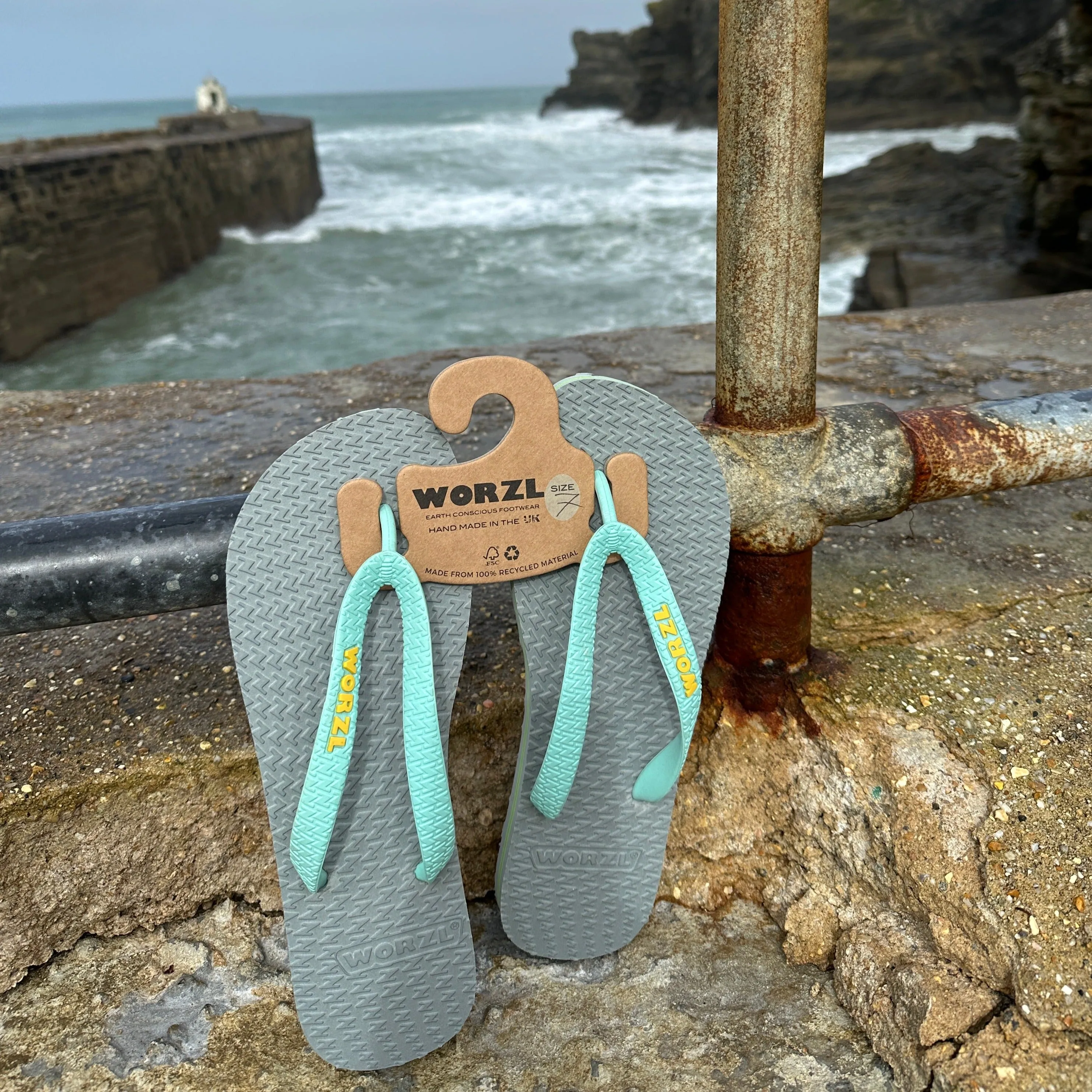 LIGHT GREY - Mens non plastic, biodegradable, rubber flip flops made in the UK.