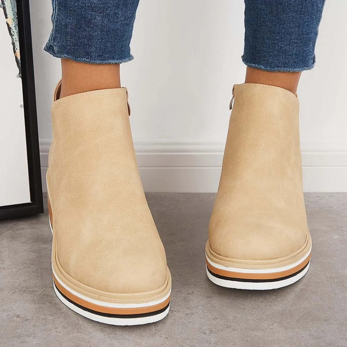 Stylish ankle boots with zipper and platform