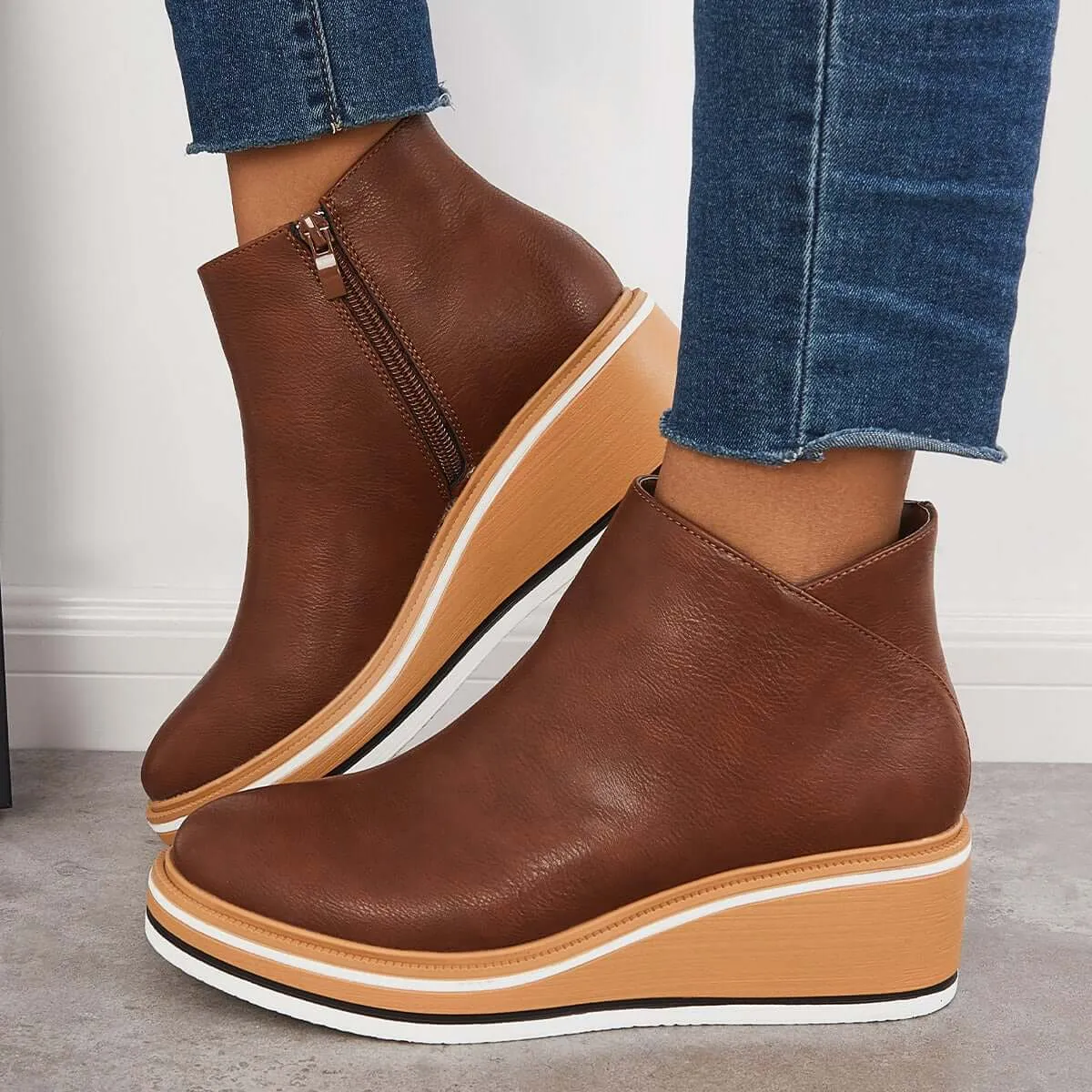 Stylish ankle boots with zipper and platform