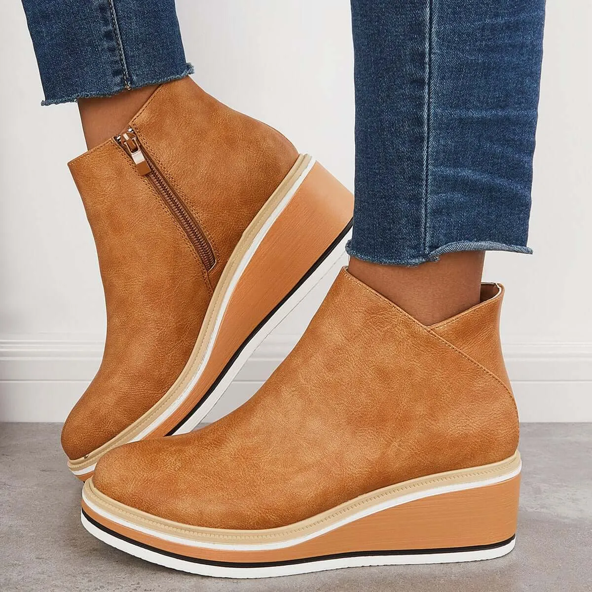 Stylish ankle boots with zipper and platform