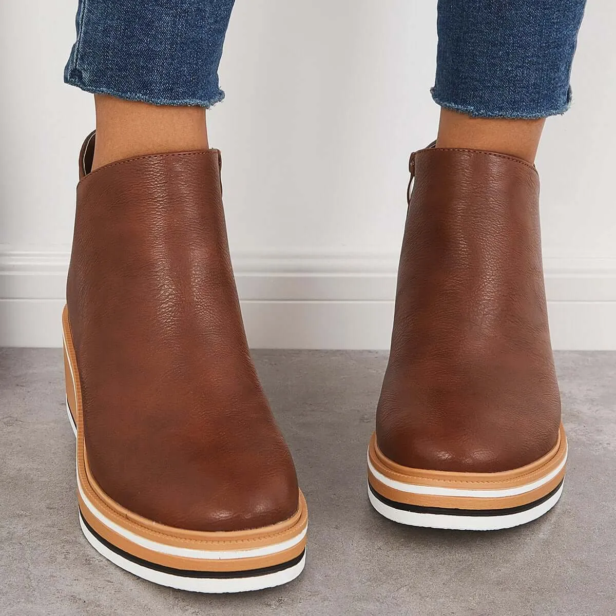 Stylish ankle boots with zipper and platform