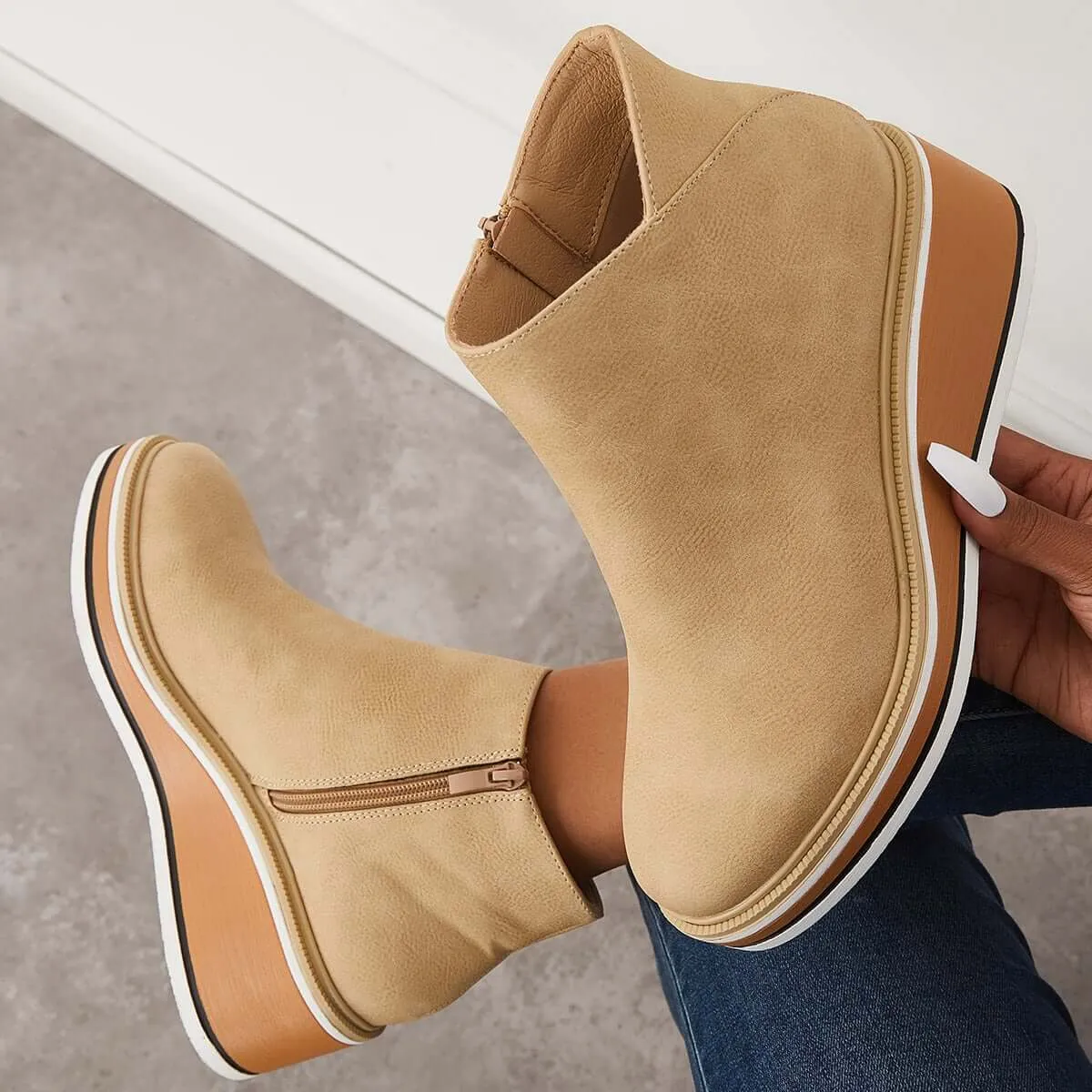 Stylish ankle boots with zipper and platform
