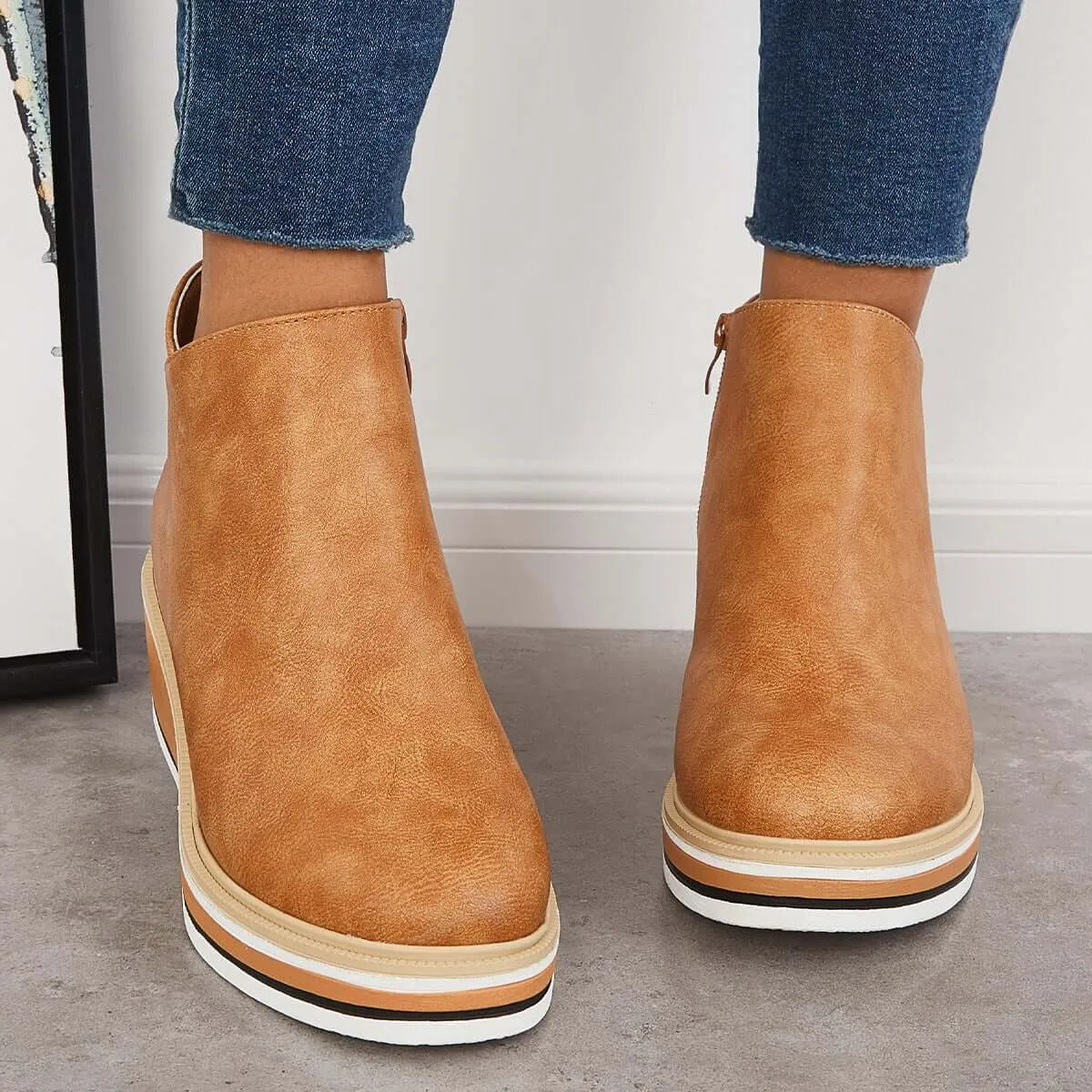 Stylish ankle boots with zipper and platform