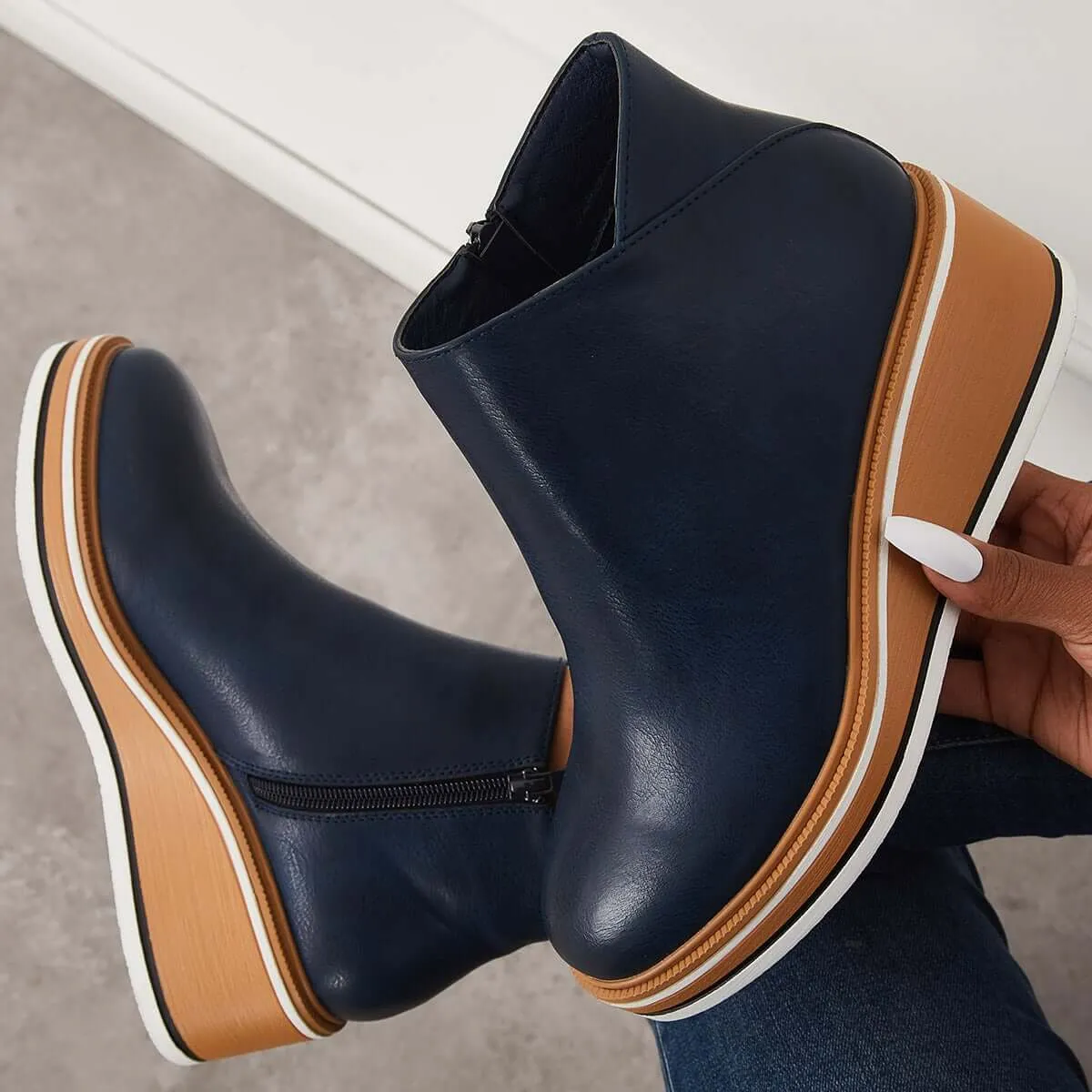 Stylish ankle boots with zipper and platform