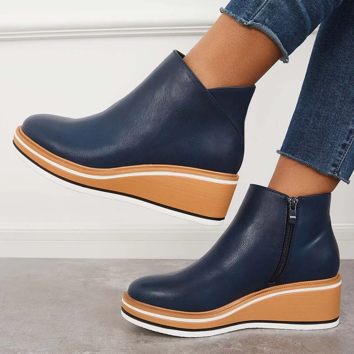 Stylish ankle boots with zipper and platform