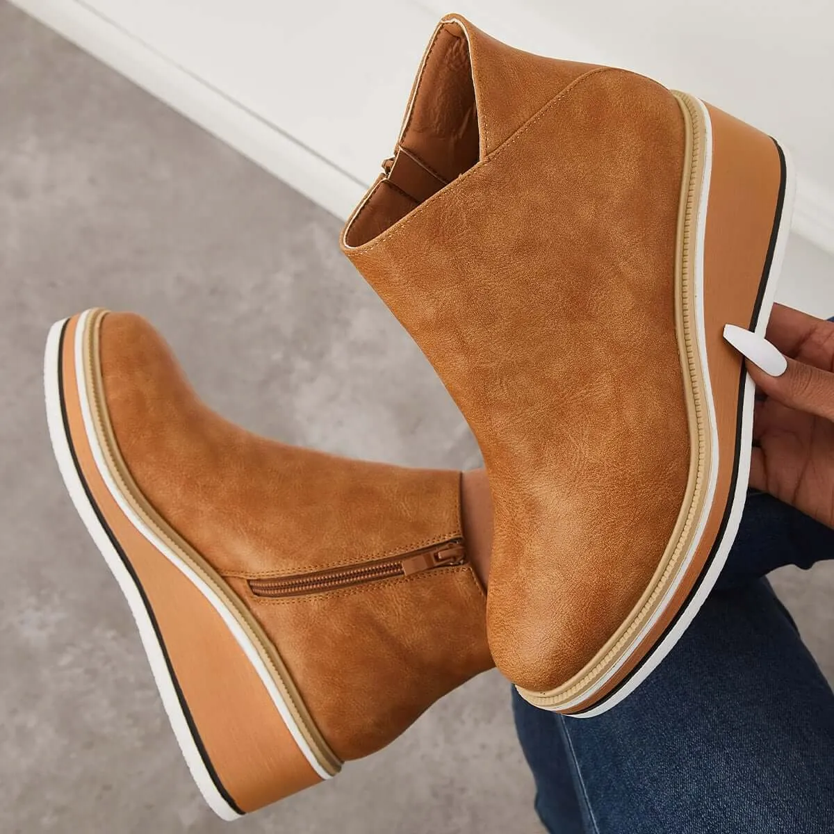 Stylish ankle boots with zipper and platform