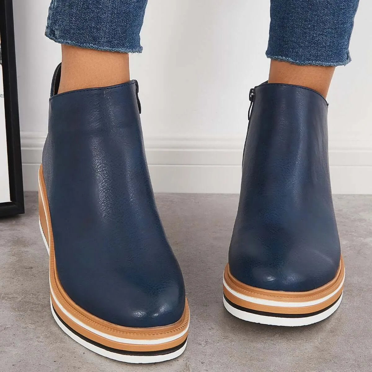 Stylish ankle boots with zipper and platform