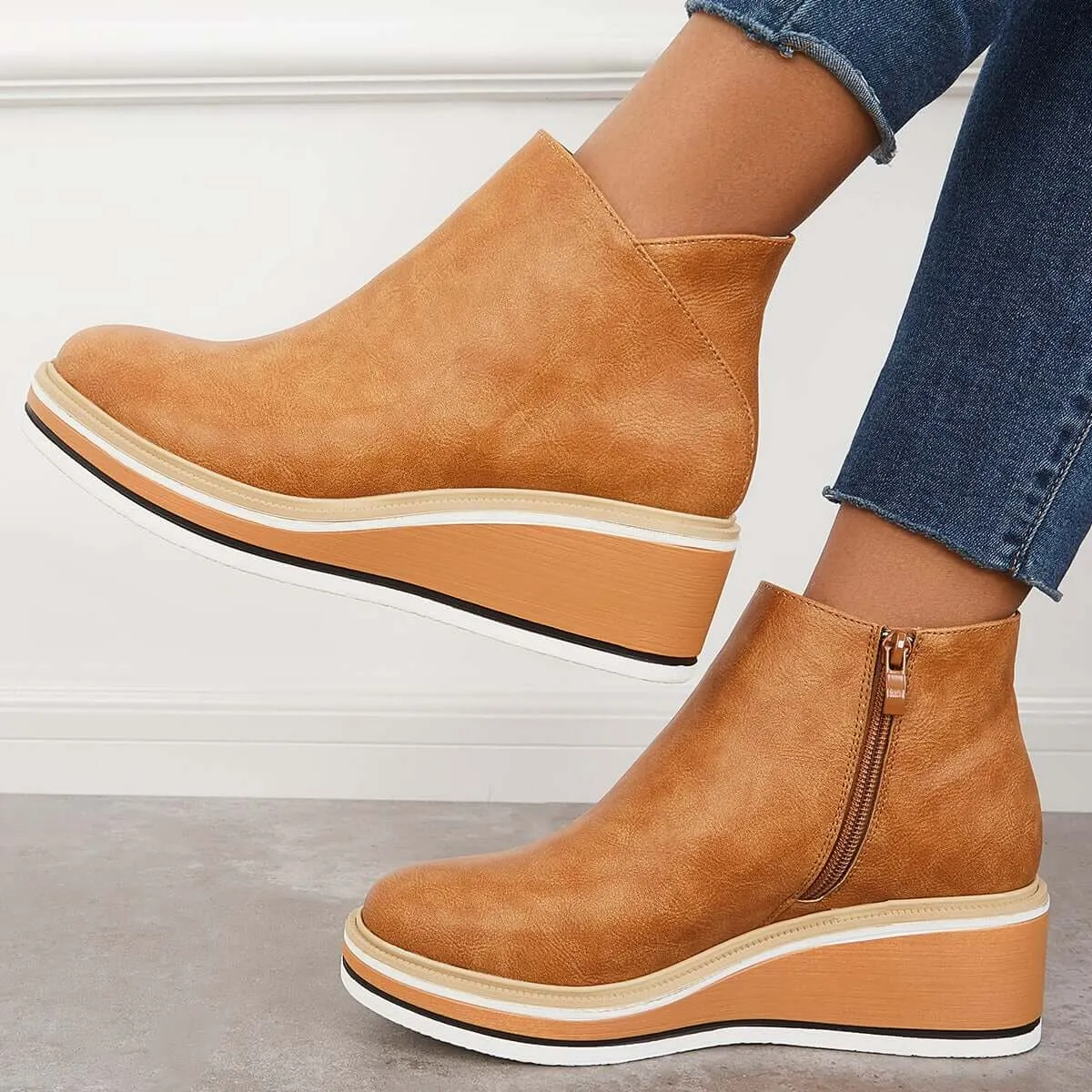 Stylish ankle boots with zipper and platform