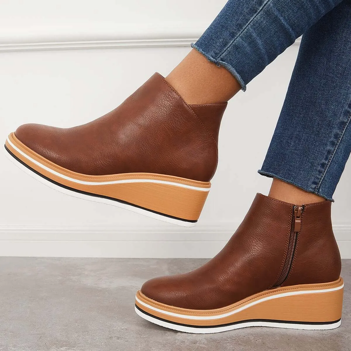 Stylish ankle boots with zipper and platform